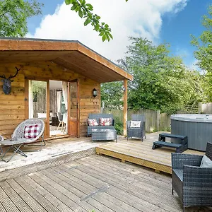 The Log Cabin With Private Hot Tub, Bath